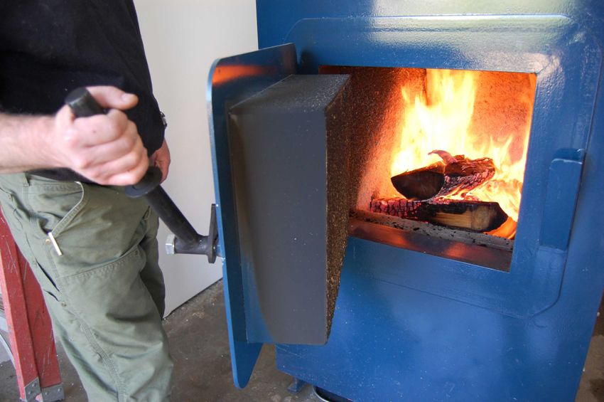 Dandang bahan api pepejal mesti diisi secara berkala dengan bahan bakar - kayu, arang batu, gambut atau pelet khas Dandang bahan api pepejal mesti diisi secara berkala dengan bahan bakar - kayu, arang batu, gambut atau pelet khas