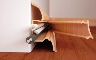 Papan skirting plastik lantai lebar: ciri dan kehalusan pilihan