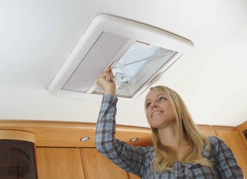 Con la ventilación mecánica de la habitación, también es posible la humidificación, limpieza, calentamiento o enfriamiento del aire. Con la ventilación mecánica de la habitación, también es posible la humidificación, limpieza, calentamiento o enfriamiento del aire.