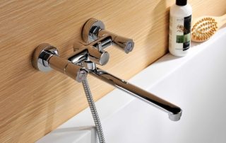 Ketuk pengadun tab mandi dengan cerat panjang