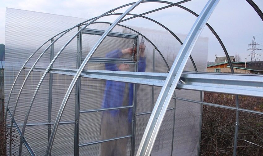 Instalación de láminas de policarbonato en el marco del invernadero de una estructura arqueada de un perfil de aluminio Instalación de láminas de policarbonato en el marco del invernadero de una estructura arqueada de un perfil de aluminio