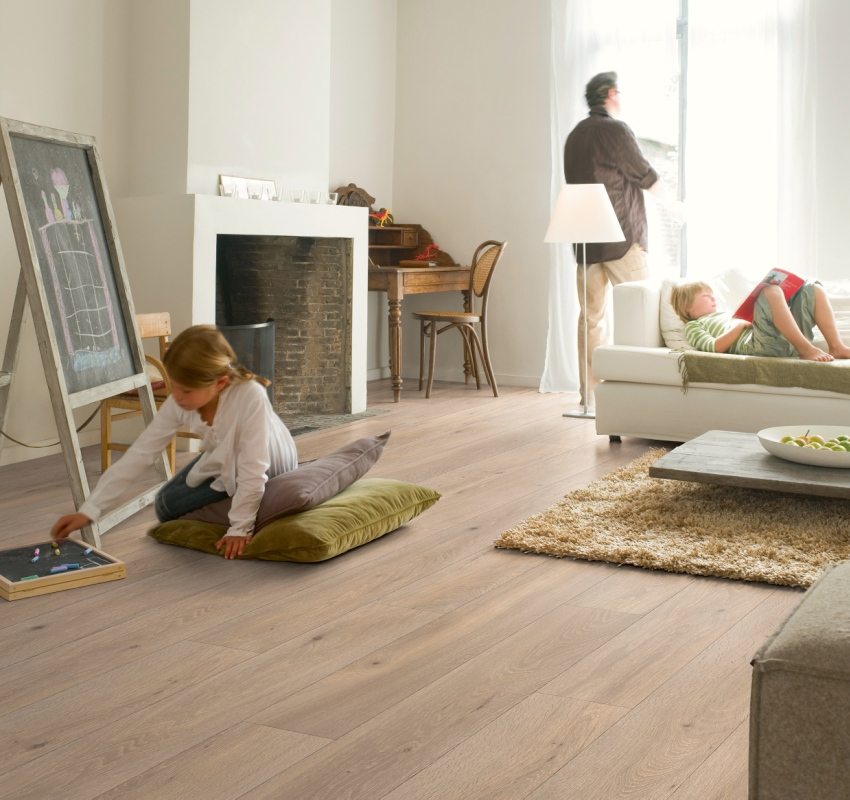 Laminat sa skošenjem Priroda od piljenog hrasta iz kolekcije Eligna Wide iz Quick-Stepa, klasa 32, veličina ploče 1380x190x8 mm Laminat sa skošenjem Priroda od piljenog hrasta iz kolekcije Eligna Wide iz Quick-Stepa, klasa 32, veličina ploče 1380x190x8 mm