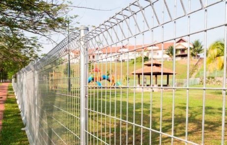 Pagar yang diperbuat daripada mesh gitter, pagar yang terbuat dari mesh berantai. Foto pilihan yang baik