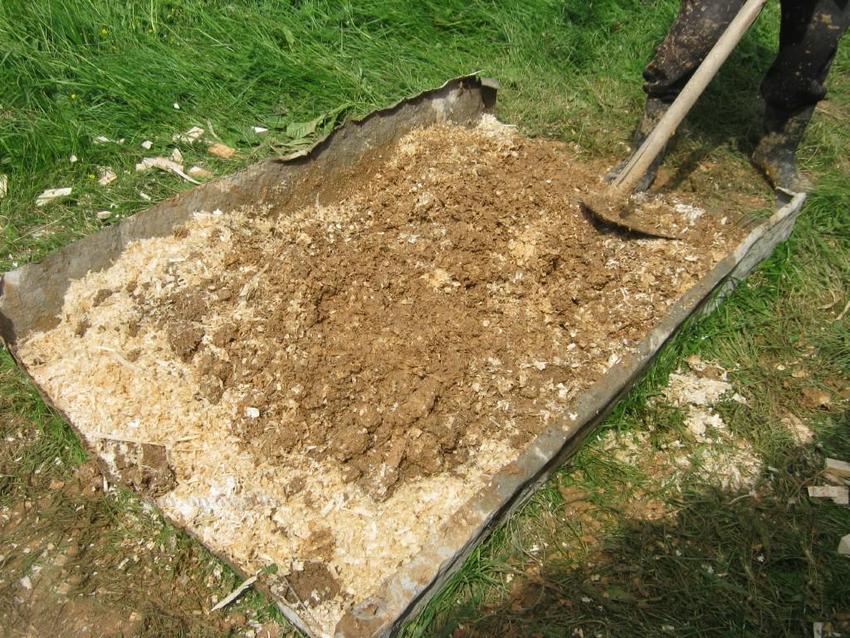 Bersedia untuk penebat siling di rumah dengan bumbung sejuk: mencampurkan habuk papan dengan tanah liat Bersedia untuk penebat siling di rumah dengan bumbung sejuk: mencampurkan habuk papan dengan tanah liat