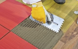 Cómo colocar baldosas en un piso de madera: las sutilezas de la tecnología y las recomendaciones.