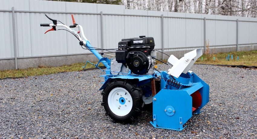 Traktor berjalan di belakang sering dilengkapi dengan muncung khas untuk membersihkan salji Blower salji untuk traktor berjalan: prinsip operasi dan asas pemasangan sendiri