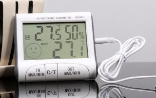 Termometer elektronik dengan sensor jauh: ciri dan faedah