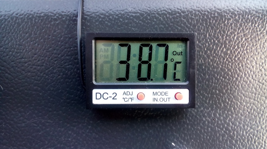 Termometer digital automotif dengan sensor luaran