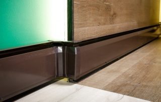 Papan skirting elektrik panas: ciri pemasangan dan operasi