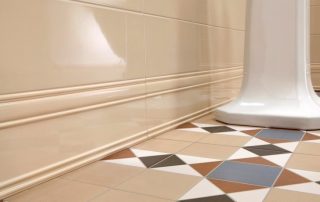 Papan skirting bilik mandi: gambaran keseluruhan model lantai dan siling