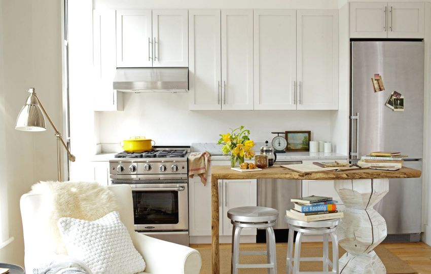 El hermoso interior de la cocina está diseñado en colores blanco lechoso. El hermoso interior de la cocina está diseñado en colores blanco lechoso.