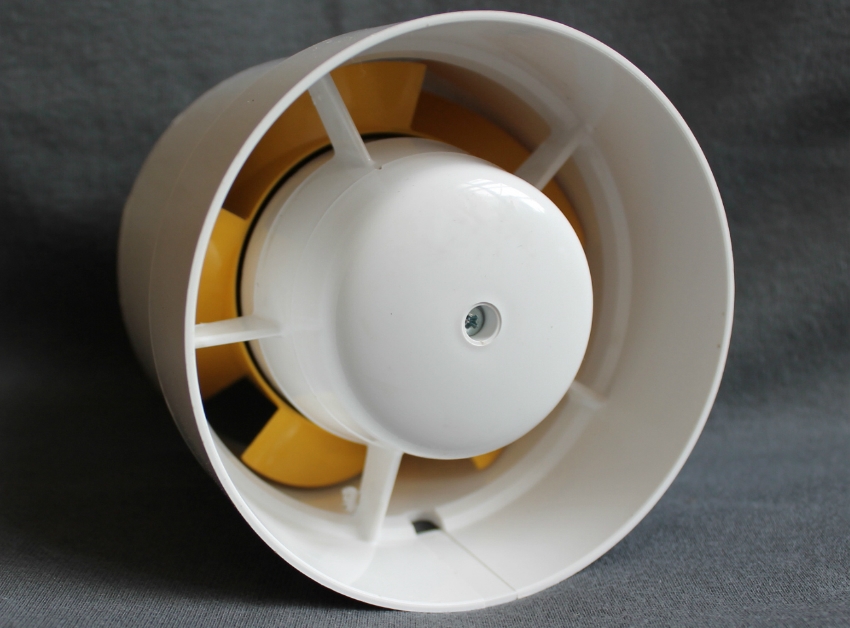 Debido a las características de diseño, el ventilador de conducto es más difícil de instalar, pero es más conveniente de usar. Debido a las características de diseño, el ventilador de conducto es más difícil de instalar, pero es más conveniente de usar.