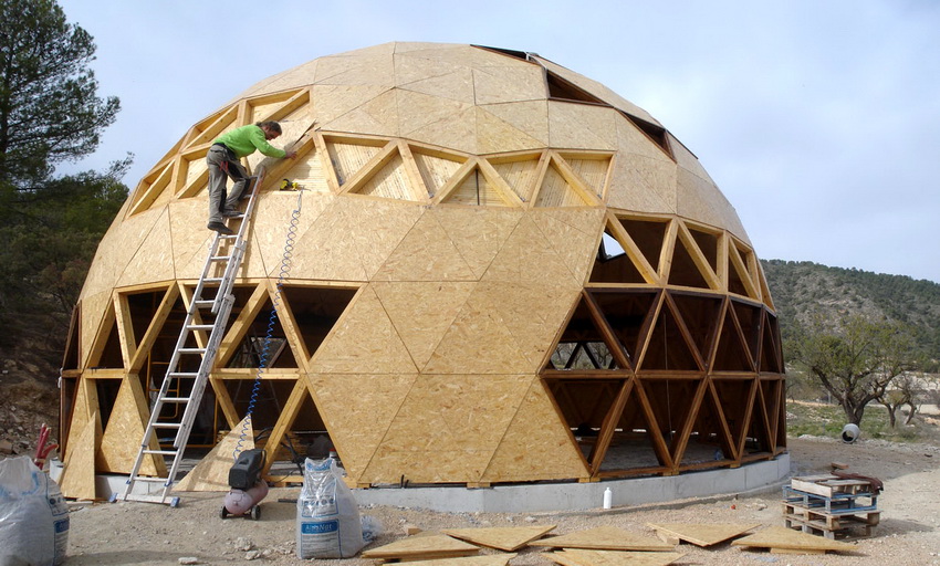 Quan es construeix una casa-esfera, s’utilitzen més sovint materials naturals respectuosos amb el medi ambient. Quan es construeix una casa-esfera, s’utilitzen més sovint materials naturals respectuosos amb el medi ambient.
