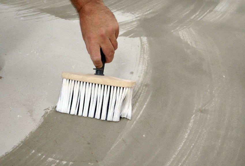 Prije bojanja betonskog poda, površinu treba obraditi posebnim sredstvima koja dezinficiraju materijal, prodirući duboko unutra Prije bojanja betonskog poda, površinu treba obraditi posebnim sredstvima koja dezinficiraju materijal, prodirući duboko unutra