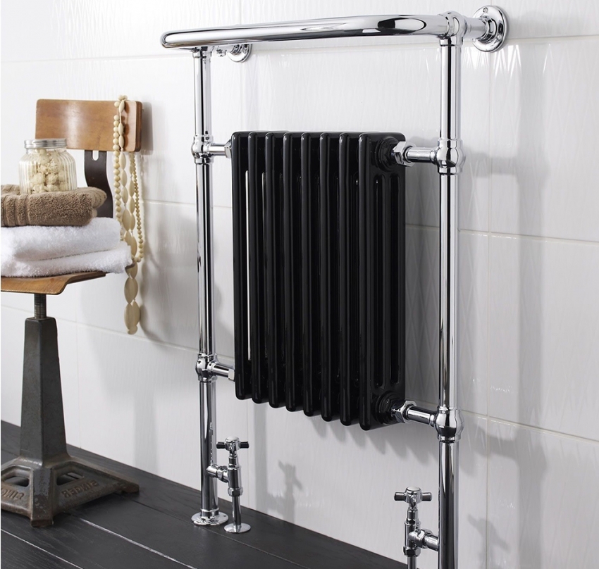 Um aquecedor de toalhas de água de aço inoxidável combinado com um radiador é uma solução inovadora para o banheiro Um aquecedor de toalhas de água de aço inoxidável combinado com um radiador é uma solução inovadora para o banheiro