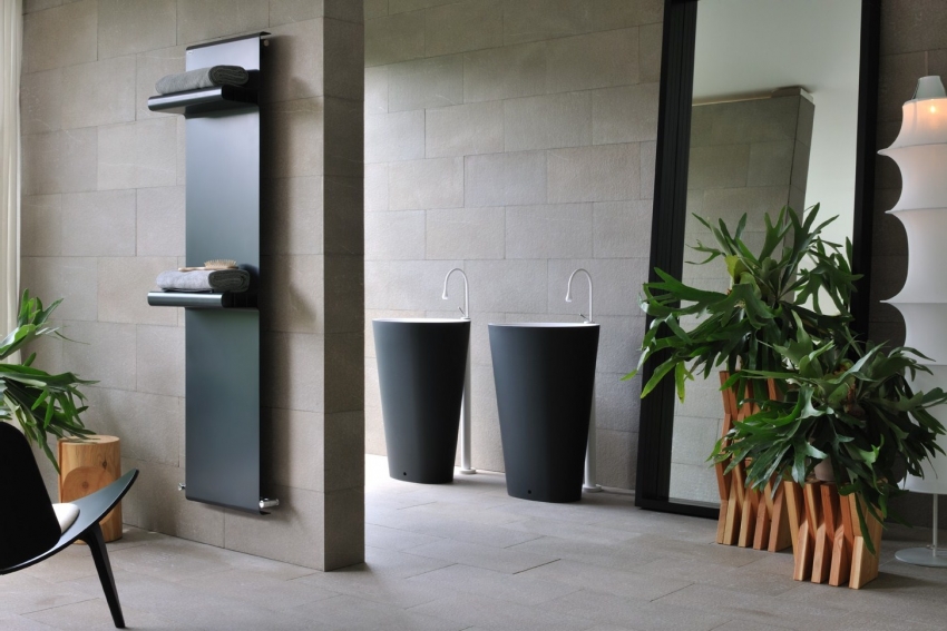 O custo dos toalheiros aquecidos de design é muito maior do que os modelos convencionais, mas, ao mesmo tempo, tais dispositivos combinam eficiência, funcionalidade e aparência única O custo dos toalheiros aquecidos de design é muito maior do que os modelos convencionais, mas, ao mesmo tempo, tais dispositivos combinam eficiência, funcionalidade e aparência única