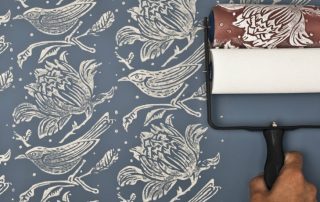Roller hiasan untuk dinding: ciri menggunakan alat lukisan