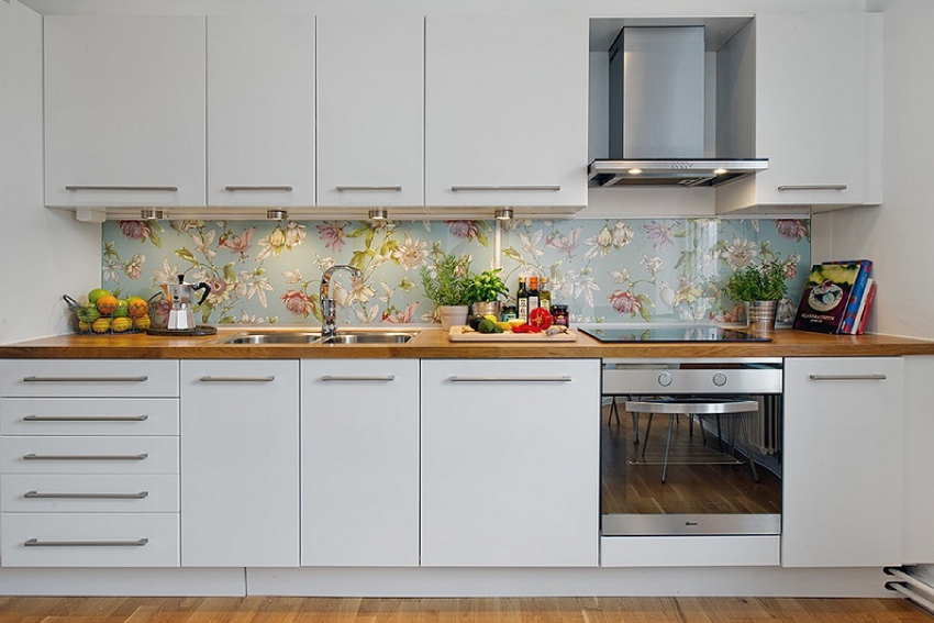 Panel dapur dengan corak pada filem vinil adalah pilihan yang lebih murah, tetapi corak yang terpaku pada kaca akhirnya dapat memudar dan terkelupas Panel dapur dengan corak pada filem vinil adalah pilihan yang lebih murah, tetapi corak yang terpaku pada kaca akhirnya dapat memudar dan terkelupas