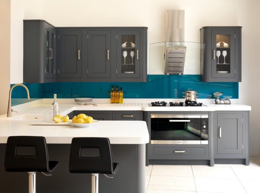Pilihan yang sangat baik untuk dapur adalah kaca tripleks berlapis, yang tidak boleh pecah, dan sekiranya berlaku kerosakan teruk, ia hanya akan ditutup dengan retakan. Pilihan yang sangat baik untuk dapur adalah kaca tripleks berlapis, yang tidak boleh pecah, dan sekiranya berlaku kerosakan teruk, ia hanya akan ditutup dengan retakan.