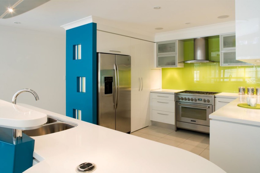 Panel kaca kelihatan lebih harmoni di bahagian dalam dapur dengan gaya moden, kerana digabungkan dengan bahagian kepala alat dengar, serta elemen krom peralatan rumah tangga Panel kaca kelihatan lebih harmoni di bahagian dalam dapur dengan gaya moden, kerana digabungkan dengan bahagian kepala alat dengar, serta elemen krom peralatan rumah tangga