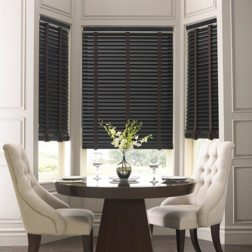 Ang mga pahalang na blinds ng system ng Magnus ay may karagdagang pag-andar ng maximum dimming LightLes, kung saan, kapag nakasara, ay kumpletong hadlangan ang mga sinag ng araw. Ang mga pahalang na blinds ng system ng Magnus ay may karagdagang pag-andar ng maximum dimming LightLes, kung saan, kapag nakasara, ay kumpletong hadlangan ang mga sinag ng araw.