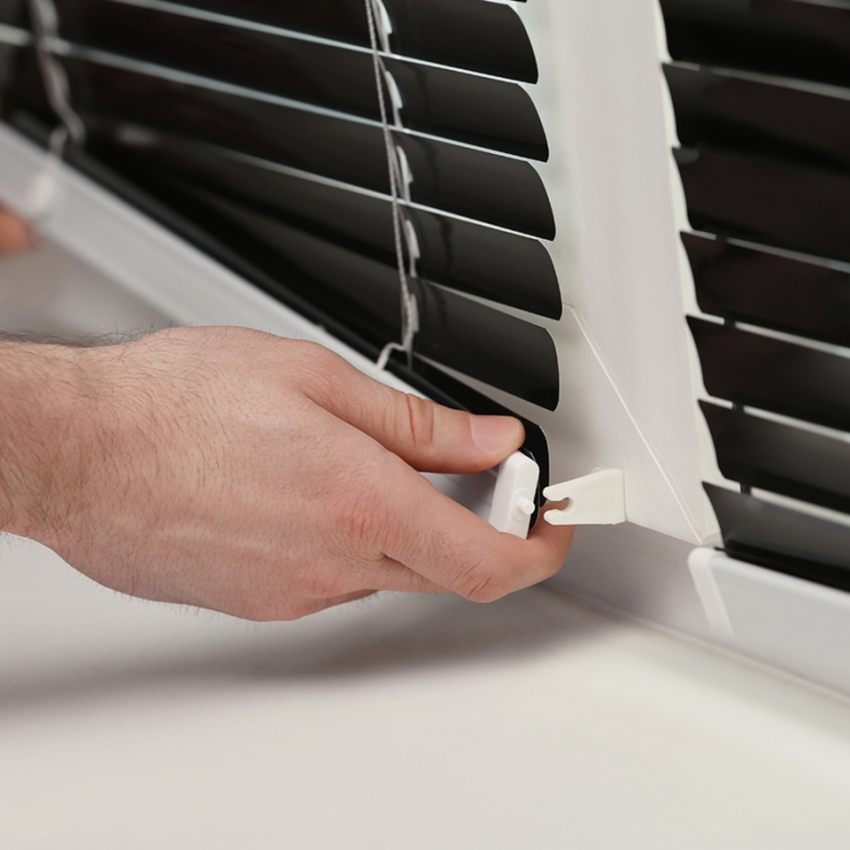 Upang makapaghatid ng mahabang panahon ang mga blinds, dapat kang maging maingat sa pag-install ng mga ito. Upang makapaghatid ng mahabang panahon ang mga blinds, dapat kang maging maingat sa pag-install ng mga ito.