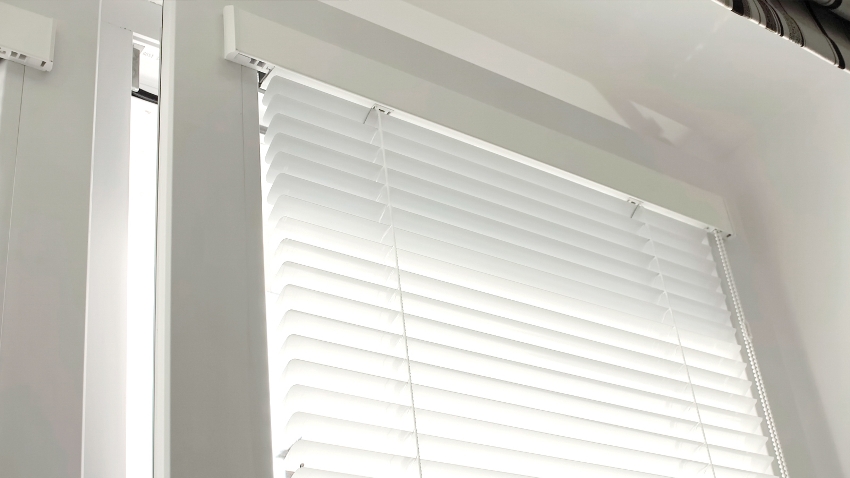 Ang mga louver slats ay hinihimok ng isang sistema ng mga lubid na hinihila sa pamamagitan ng mga singsing na inilagay sa gilid ng mga slats Ang mga louver slats ay hinihimok ng isang sistema ng mga lubid na hinihila sa pamamagitan ng mga singsing na inilagay sa gilid ng mga slats
