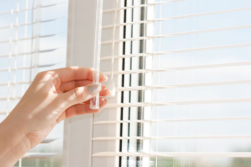 Ang mga pahalang (Venetian) na blinds sa windows ay itinuturing na mga classics at mananatiling pinakatanyag Ang mga pahalang (Venetian) na blinds sa windows ay itinuturing na mga classics at mananatiling pinakatanyag