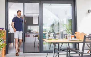 Lưới chống muỗi trên cửa: một yếu tố đa chức năng để bảo vệ cơ sở