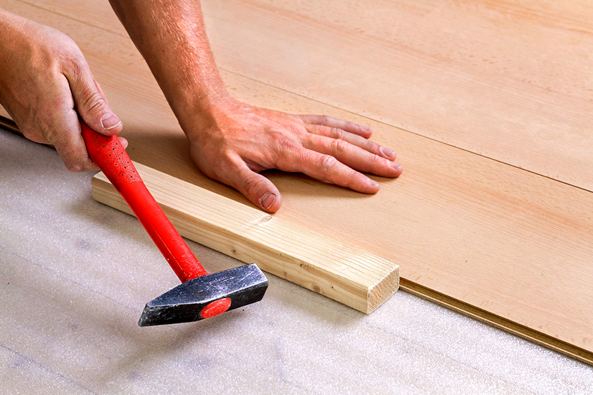 Det er vanskeligere at lægge laminat end linoleum, så det anbefales at overlade arbejdet til fagfolk Det er vanskeligere at lægge laminat end linoleum, så det anbefales at overlade arbejdet til fagfolk