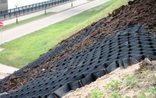 Geogrid untuk memperkuat cerun, badan air dan elemen landskap lain