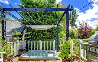 Pérgola de bricolaje: un soporte para las plantas y un lugar de descanso confortable