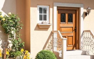 Puerta de entrada de madera para una casa y un apartamento privados: fiabilidad y diseño.