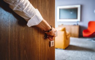 Puerta interior de madera: una variedad de modelos para todos los gustos