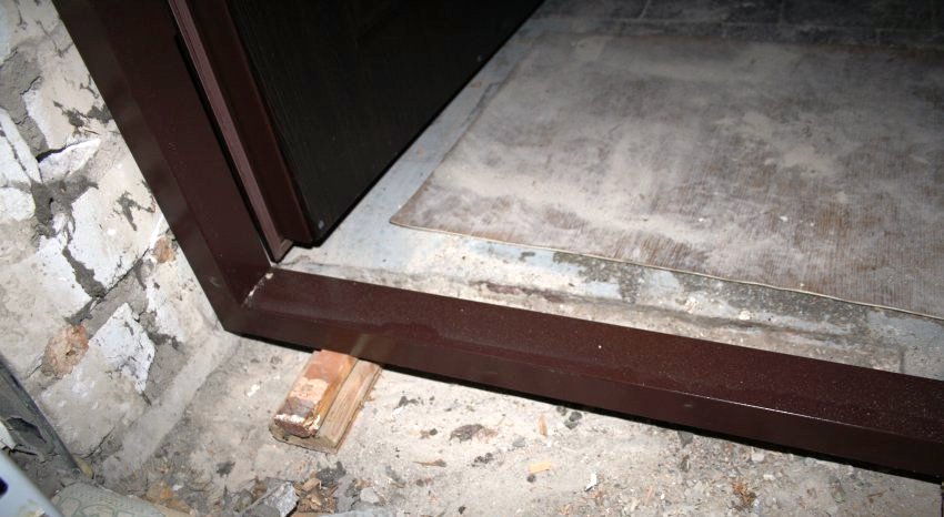 Para eliminar el defecto de la canaleta, debe insertar cuñas espaciadoras debajo de la base de la caja y fortalecer la estructura con cemento. Para eliminar el defecto de la canaleta, debe insertar cuñas espaciadoras debajo de la base de la caja y fortalecer la estructura con cemento.