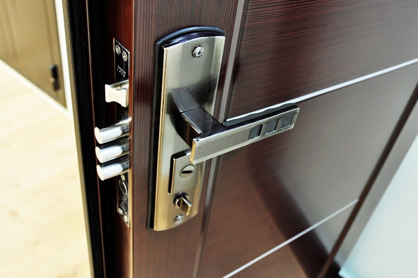 El costo de reparación de la cerradura de la puerta, las bisagras y otros elementos de hardware puede variar mucho según la naturaleza del mal funcionamiento El costo de reparación de la cerradura de la puerta, las bisagras y otros elementos de hardware puede variar mucho según la naturaleza del mal funcionamiento