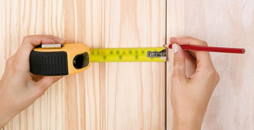Semasa memasang bukaan dalam bentuk huruf P, maka jurang antara tepi daun dan permukaan pintu tidak melebihi 1 mm Semasa memasang bukaan dalam bentuk huruf P, maka jurang antara tepi daun dan permukaan pintu tidak melebihi 1 mm