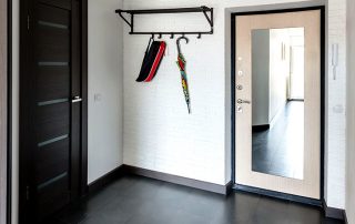 Puerta de entrada con espejo: ¿decoración creativa o solución práctica?