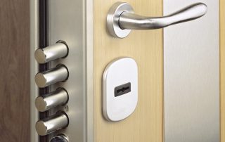 Khóa cửa kim loại: lựa chọn một thiết bị đáng tin cậy để bảo vệ ngôi nhà của bạn