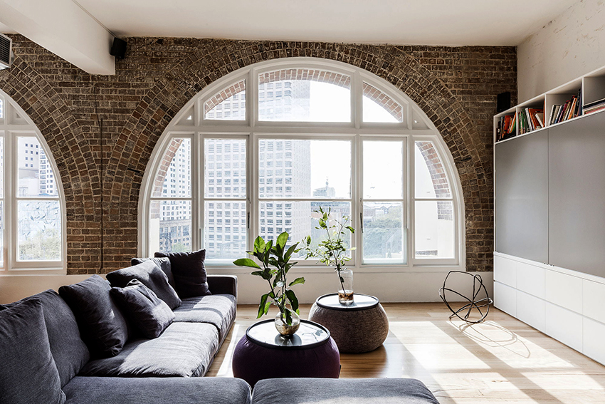 Una de las principales características del estilo loft son las grandes ventanas que no están cubiertas con cortinas. Una de las principales características del estilo loft son las grandes ventanas que no están cubiertas con cortinas.
