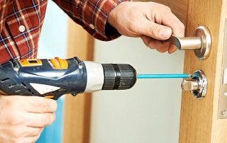 Memasang kunci pintu di pintu dalaman: arahan mudah dan mudah