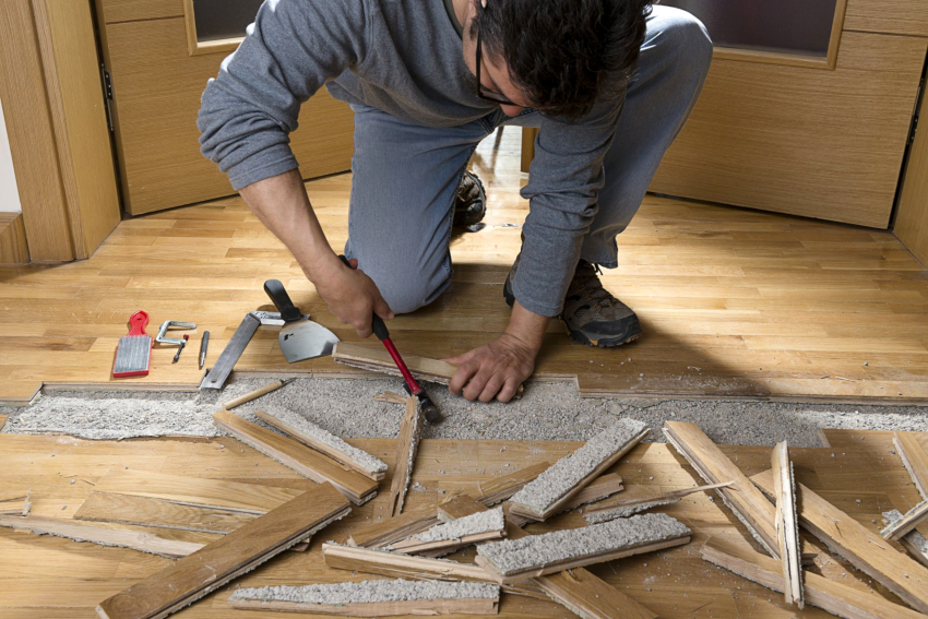 Khi đặt laminate hoặc sàn gỗ, bạn cần phải có một cơ sở đồng đều, lớp phủ cũ không cung cấp điều này, do đó, nó được tháo dỡ Khi đặt laminate hoặc sàn gỗ, bạn cần phải có một cơ sở đồng đều, lớp phủ cũ không cung cấp điều này, do đó, nó được tháo dỡ