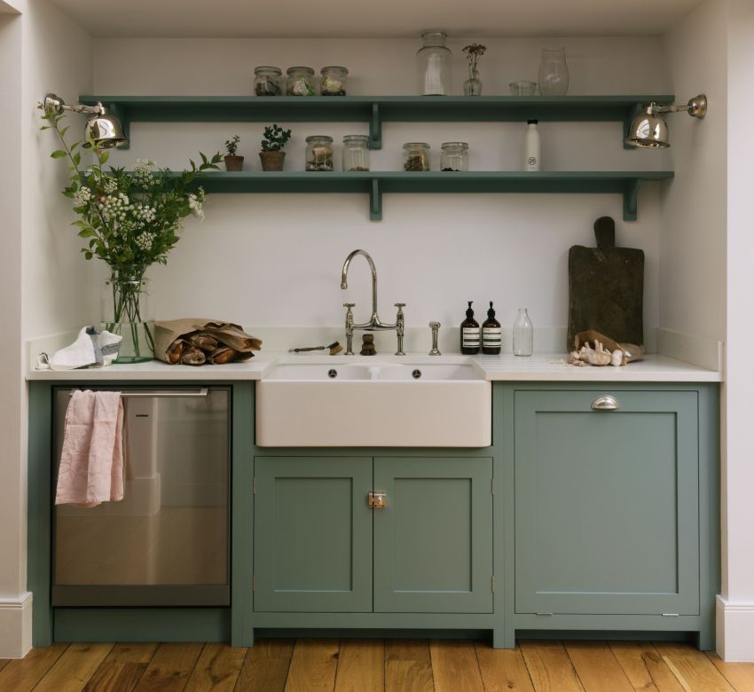 Agar tidak memenuhi ruang dapur kecil, alih-alih menggantung kabinet, anda dapat melengkapkan rak cahaya terbuka Agar tidak memenuhi ruang dapur kecil, alih-alih menggantung kabinet, anda dapat melengkapkan rak cahaya terbuka