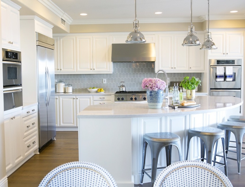 Anda boleh membeli kedua-dua set perabot dapur yang sudah siap, dan membuat kabinet yang dibuat khas mengikut ukuran individu Anda boleh membeli kedua-dua set perabot dapur yang sudah siap, dan membuat kabinet yang dibuat khas mengikut ukuran individu