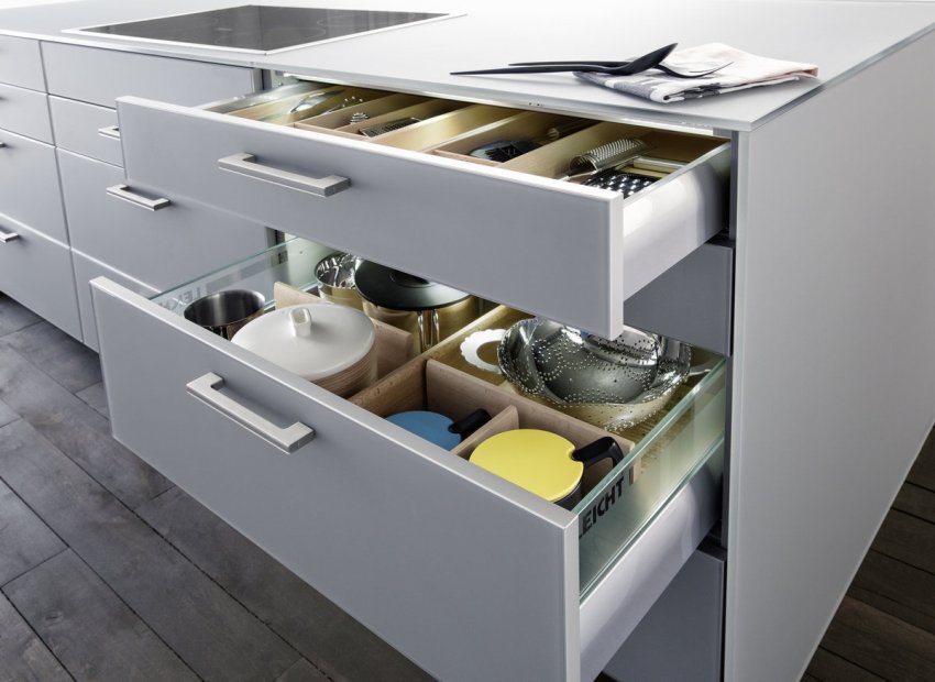 Sangat senang menyimpan pelbagai peralatan dapur di dalam kotak tarik keluar kabinet bawah yang luas. Sangat senang menyimpan pelbagai peralatan dapur di dalam kotak tarik keluar kabinet bawah yang luas.