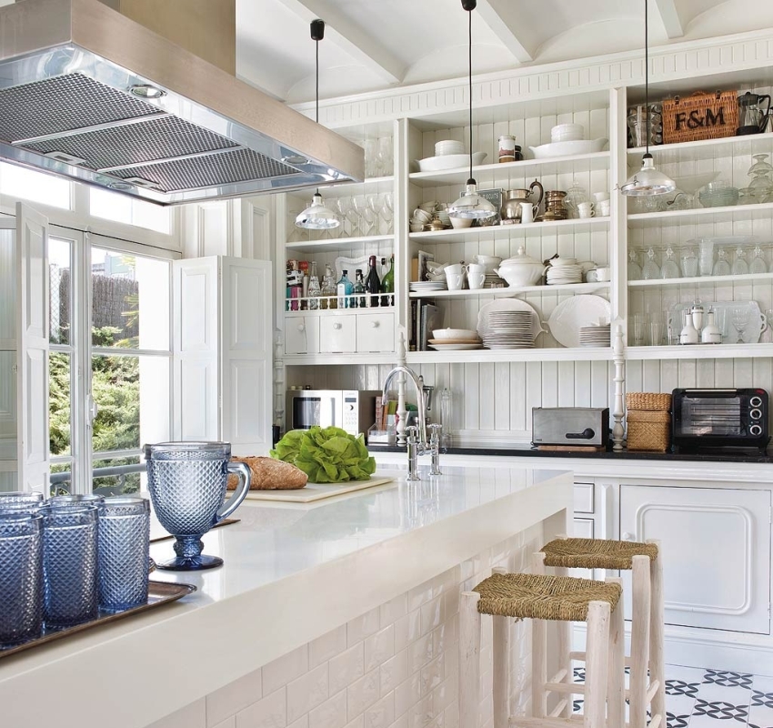 Almari dapur biasanya mempunyai dua bahagian - bahagian atas (dengan rak terbuka) dan bahagian bawah (dengan pintu buta) Almari dapur biasanya mempunyai dua bahagian - bahagian atas (dengan rak terbuka) dan bahagian bawah (dengan pintu buta)