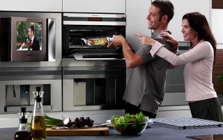 TV di dapur: bagaimana memilih dan memasangnya di bilik