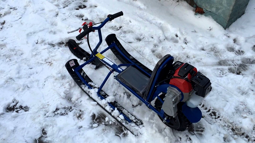 Upang makagawa ng isang snowmobile mula sa isang chainaw, kakailanganin mong bumili ng maraming mga karagdagang bahagi Upang makagawa ng isang snowmobile mula sa isang chainaw, kakailanganin mong bumili ng maraming mga karagdagang bahagi