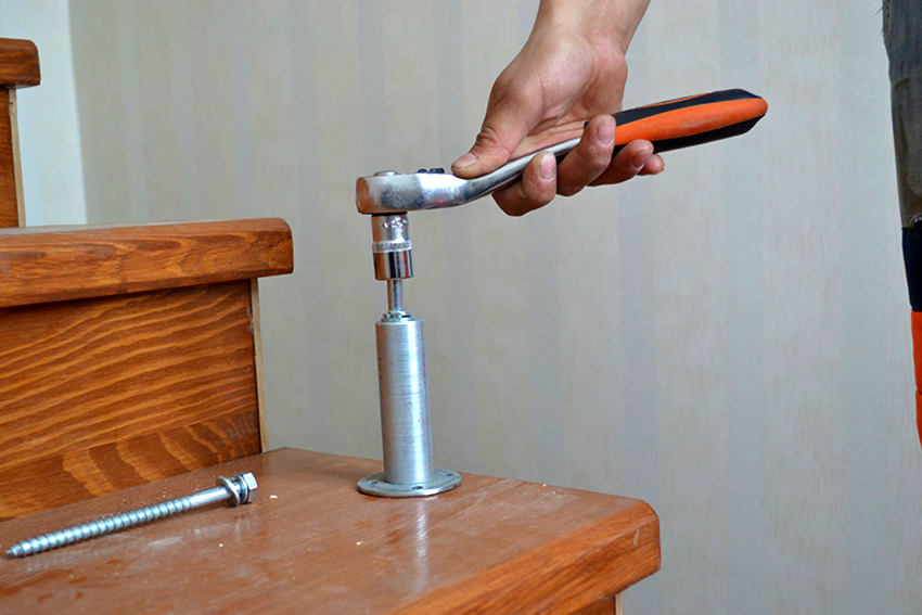 Balusters dilekatkan pada tangga menggunakan satu sauh atau pelekap bebibir menggunakan beberapa skru mengetuk sendiri Balusters dilekatkan pada tangga menggunakan satu sauh atau pelekap bebibir menggunakan beberapa skru mengetuk sendiri